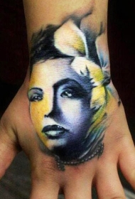 手背插画风格的彩色女人花纹身图案