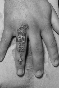 手指好看的十字架皇冠纹身图案