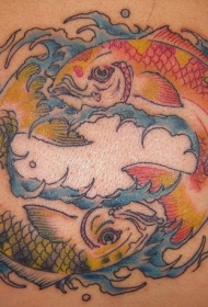 背部红色和绿色的鱼阴阳八卦纹身