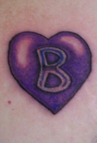 肩部彩色紫爱心字母纹身图案
