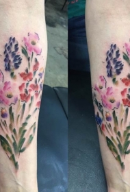 手臂漂亮的彩色的野花纹身图案