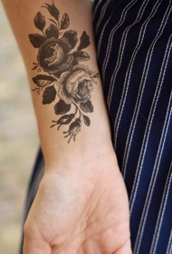 手臂黑墨水复古玫瑰花纹身图案