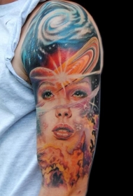 大臂女性肖像与太空彩绘纹身图案