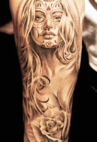 手臂棕色可爱的死亡女神纹身图片