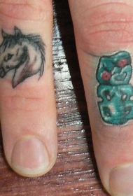 手指马头部个性纹身图案