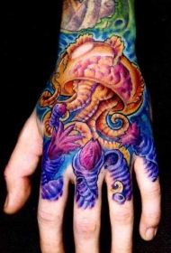 手部鲜艳的颜色水母纹身图案