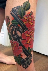 小腿彩色自行车踏板和玫瑰纹身图案