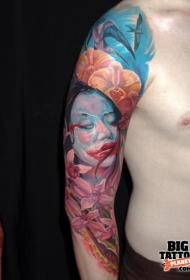 手臂现实主义风格的彩色妇女肖像与花纹身