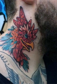 男子脖子彩色小公鸡头纹身图片