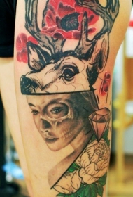 大腿神秘的彩色女人与鹿和花朵纹身图案