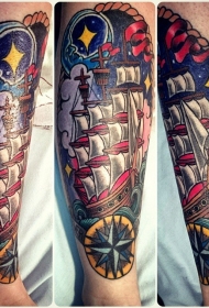 手臂新风格的彩色帆船与夜空纹身图案