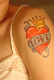 大臂爱心皇冠彩绘纹身图案