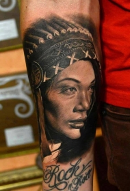 手臂逼真的印度女孩肖像纹身图案