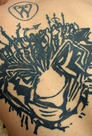 背部黑色老虎头与武器纹身图案
