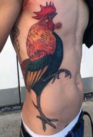 侧肋一只非常逼真的彩色公鸡纹身图案