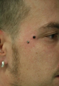 男性脸部眼角一颗小星星纹身图案