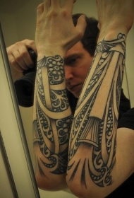 男性手臂黑色卷曲图腾纹身图案