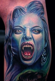 非常逼真的彩色邪恶吸血鬼女人纹身图案