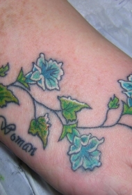 脚背彩色花朵与英文字母纹身图片