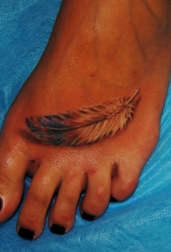 女性脚背逼真的羽毛纹身图案