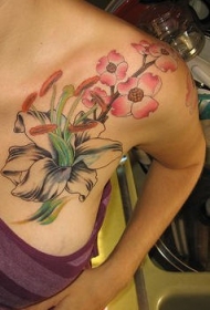 肩部彩色百合花和樱花树纹身图案