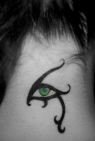 女生后颈部绿色部落风眼睛纹身图案