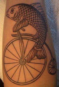 手臂线条老自行车上的鱼纹身图案