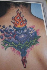 背部破碎的心和火焰彩绘纹身图案
