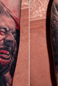 现实主义风格的血色男子脸纹身图案