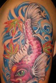 大臂鲜艳的红色锦鲤鱼纹身图案