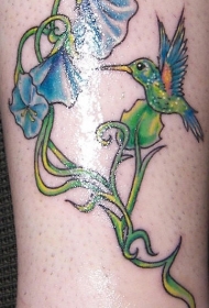 腿部彩色花朵与蜂鸟纹身图案