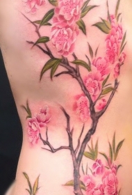 女性腰侧彩色樱花树纹身图案
