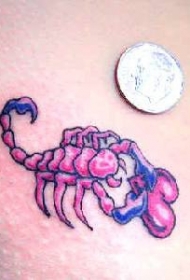 肩部彩色小蝎子与爱心纹身图案