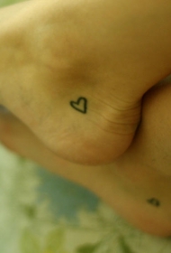 脚部上的简约爱心纹身图案