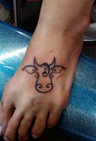 女性脚背上的牛图腾纹身图案