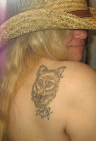 女性肩部灰色狼头与字母纹身图案