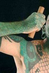 脸部全身绿色的蜥蜴人纹身图案