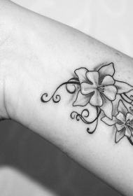 少女好看的手腕花朵纹身图案