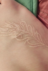 脚背可爱的白色孔雀羽毛隐形纹身图案
