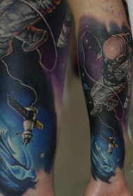 手臂新风格的彩色太空人纹身图案