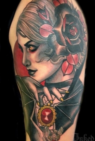 大臂彩色神秘女人肖像与花朵纹身图案