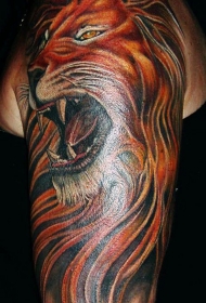 肩部彩色生动的狮子头纹身图片