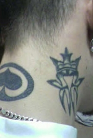 脖子皇冠和黑桃符号纹身图案