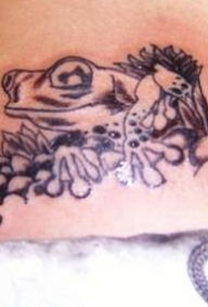 腰部未完成的青蛙在岩石上纹身图片
