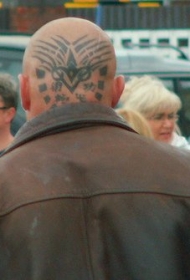 男性头部黑色个性文字符号纹身