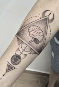 手臂独特的人类大脑与几何纹身图案