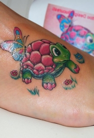 脚背可爱的乌龟蝴蝶纹身图案