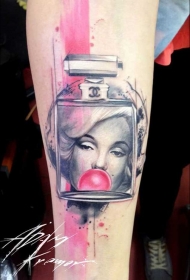 手臂有趣的组合彩色香水瓶与女人肖像纹身