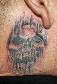 耳朵根部邪恶骷髅纹身图案