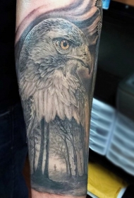 小臂华丽的鹰头部和黑暗森林纹身图案
